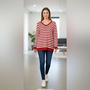 002 COMBO: Mylh V neck knit top size M